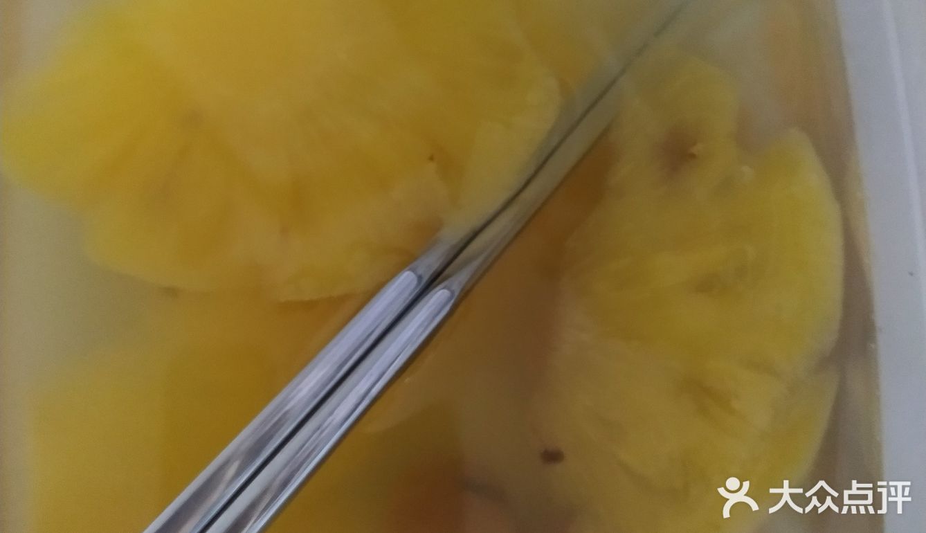 在锅里放上一锅水，然后加点盐