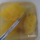 在锅里放上一锅水，然后加点盐