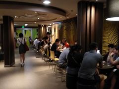 等位区-麦当劳(中山公园龙之梦店)