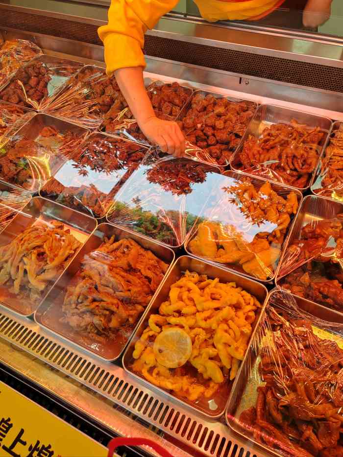 煌上煌酱鸭(天河员村店)-"家附近新开的卤味店[呲牙] 菜品挺丰富.