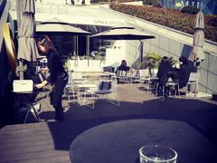 小店员为客人准备柠檬水-UNI UNI(环亚凯瑟琳店)