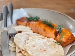 烟熏三文鱼配烤饺子皮和芥末籽酱-BOR Eatery(安福路店)