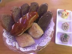 赠送的面包-皇冠自酿啤酒坊(中国红街5号楼店)