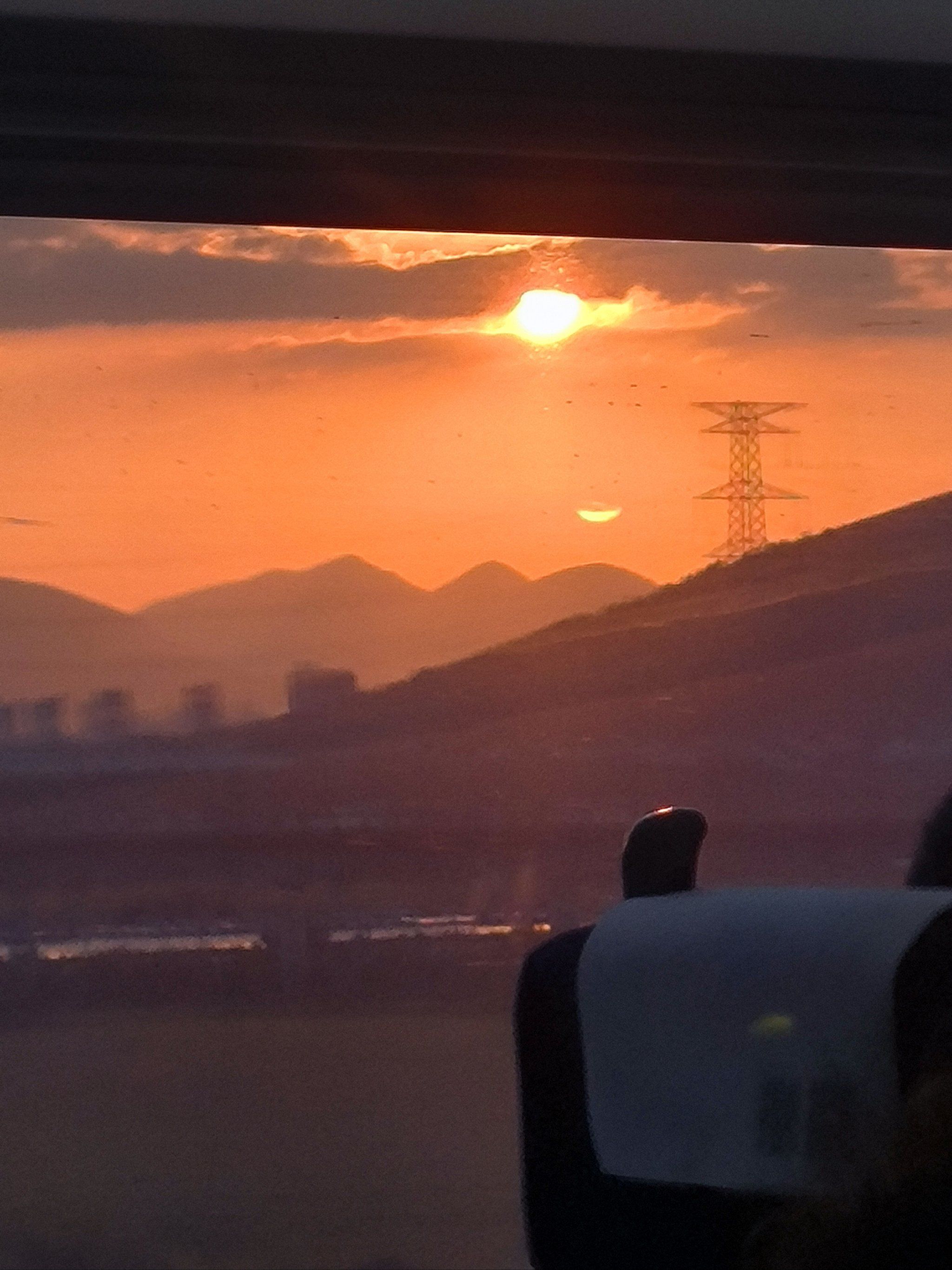 山川日落,动车归途