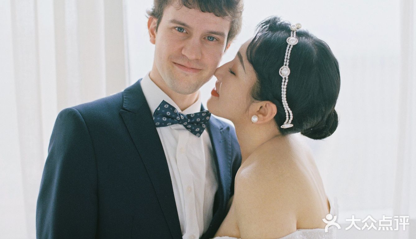 摄影师为了拍完这对客人，已经用光了她所有会的英语