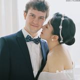 摄影师为了拍完这对客人，已经用光了她所有会的英语