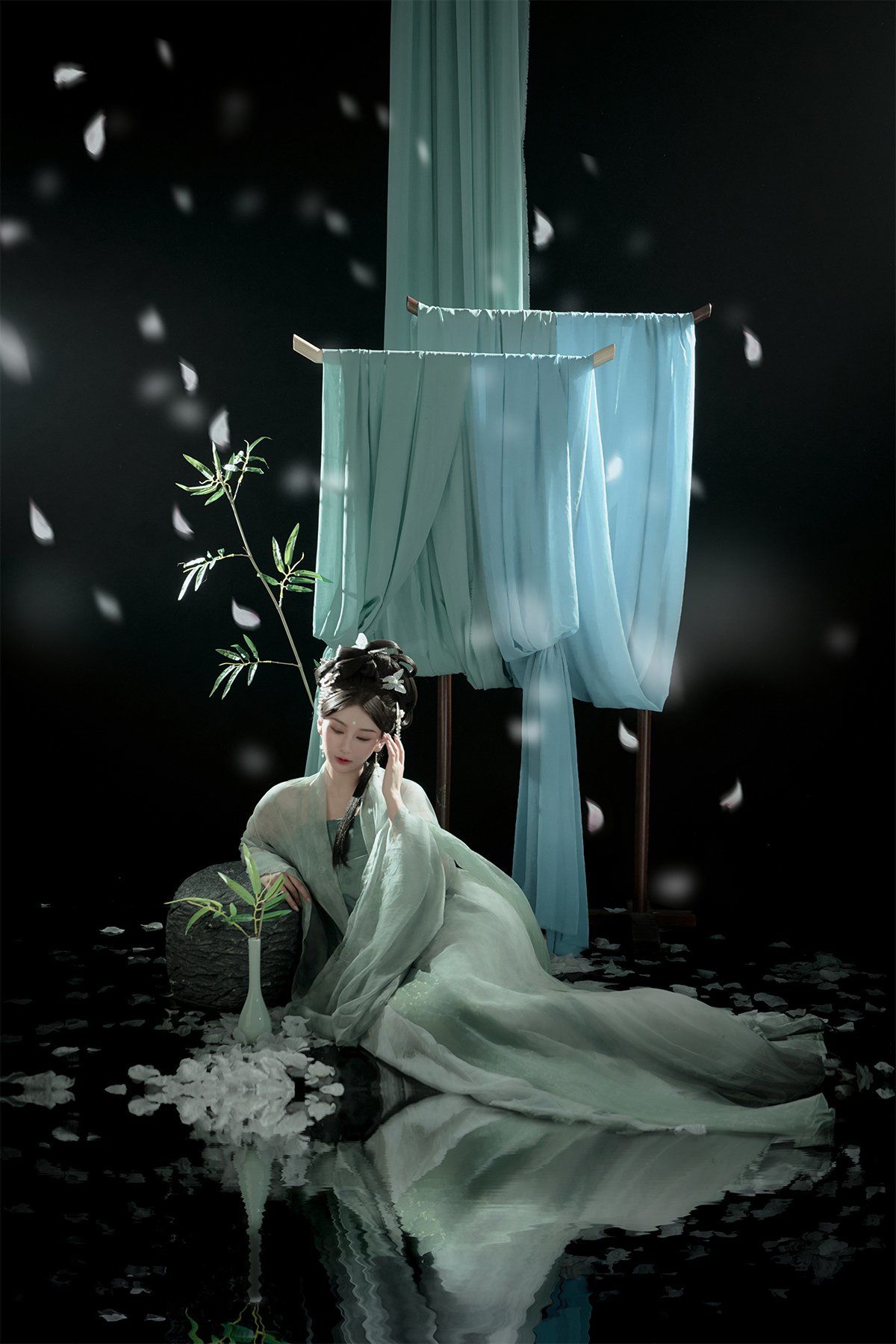 n🤍🤍🤍
风格:古装写真 清冷感 唯美意境
