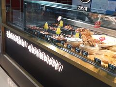 面包甜点陈列柜-久久丫鸭脖(金鸡湖欧尚店)