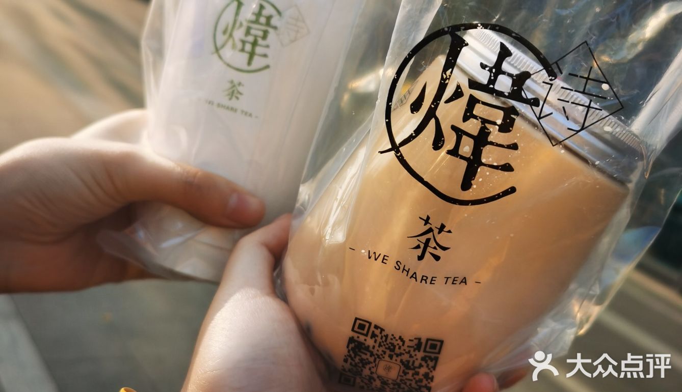 每人一杯奶茶，要的半糖的，所以味道很合口