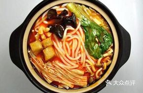 Beef Three Meat and Eight Vegetable Hot Pot Rice Noodles with One Oiled Crisp Cake
