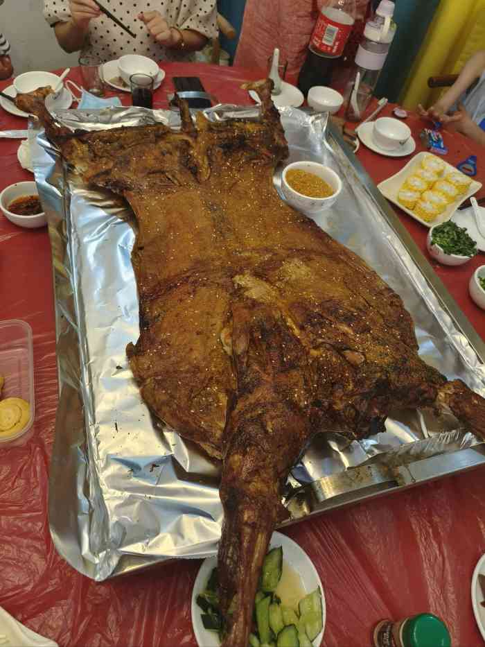 第一次吃烤全羊环境没得说附近都是整整齐齐的梯田茶园饭前饭后可以去