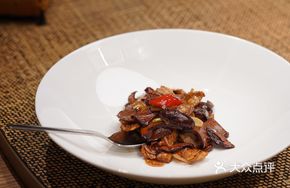 Sautéed Pork Neck with Chanterelle Mushrooms