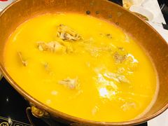 浓厚原只鸡煲花胶汤-鲜入围煮花胶鸡海鲜火锅