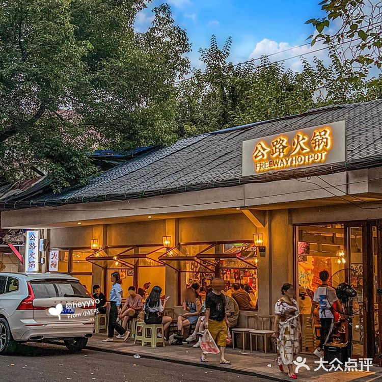 成都街头好浪漫，吃公路火锅听摇滚氛围绝