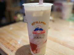 招牌草莓大福奶茶大杯-伏小桃(雁塔MOMOPARK店)