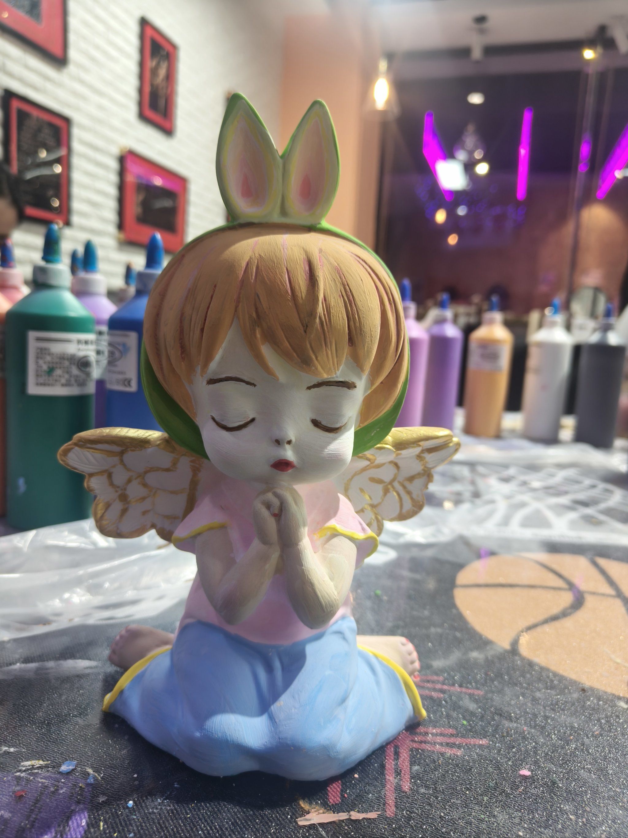 涂了天使石膏娃娃