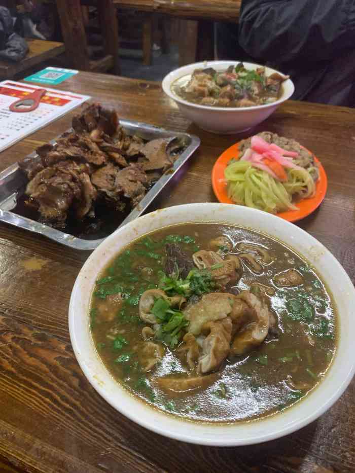 黄寺卤煮·黄寺喝酒公司-"老板很热情,看着熟客很多.卤煮味道尚可.