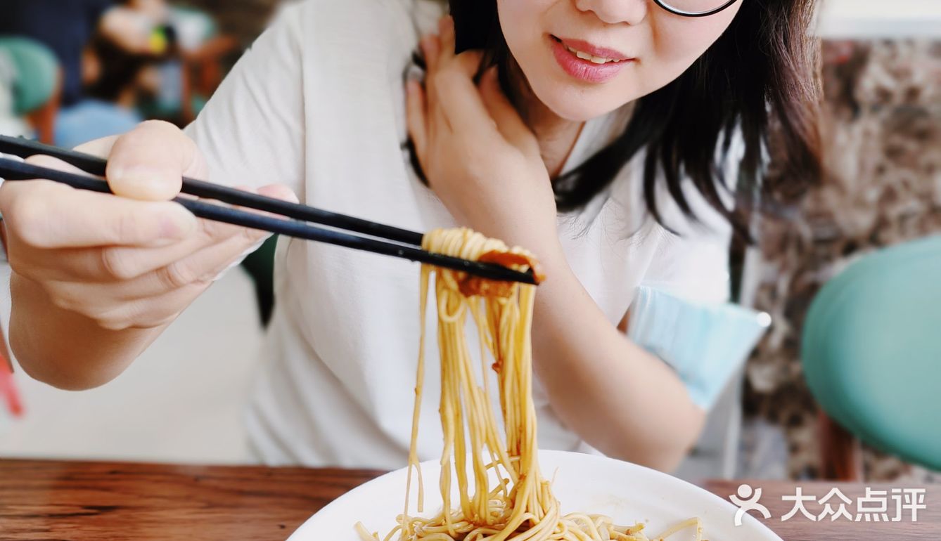 牌子都这么惹眼，这得多火呀