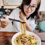 牌子都这么惹眼，这得多火呀