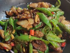青椒肥肠炒五花肉-黄泥岗·地道湖北菜(奥特莱斯店)