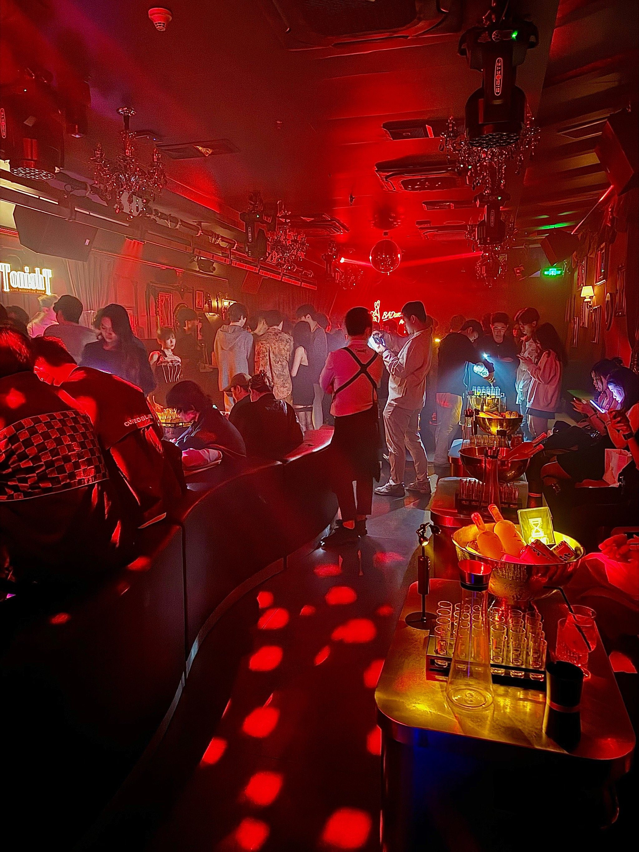 福田蹦迪📍tonight藏在写字楼爆火酒吧