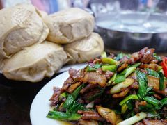红糖馒头配秘制回锅肉-凯华海鲜火锅·传承三十六年