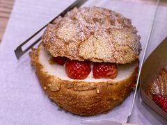 草莓奶油酥菠萝-巴黎贝甜(宜山路店)