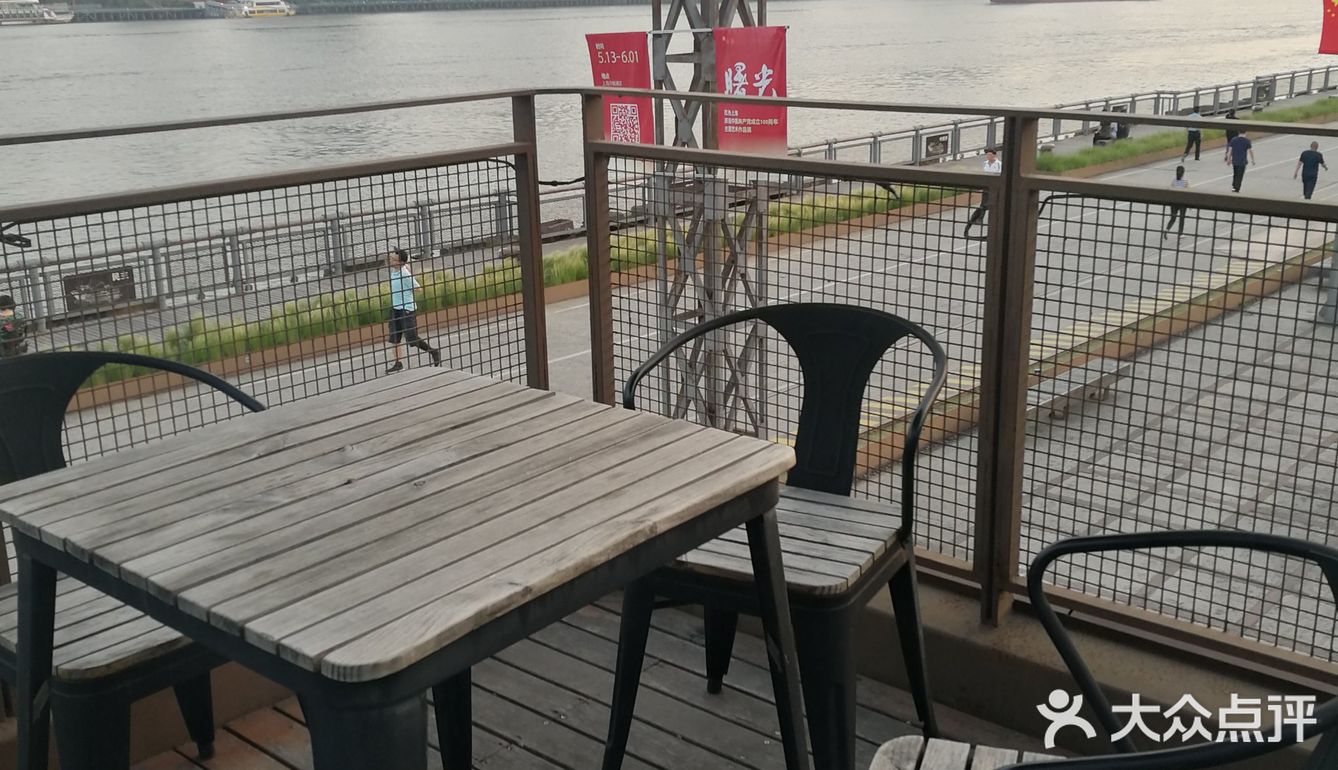 吹着夏风,目光追随着那一只只江鸥,自由地翱翔在浦江上空