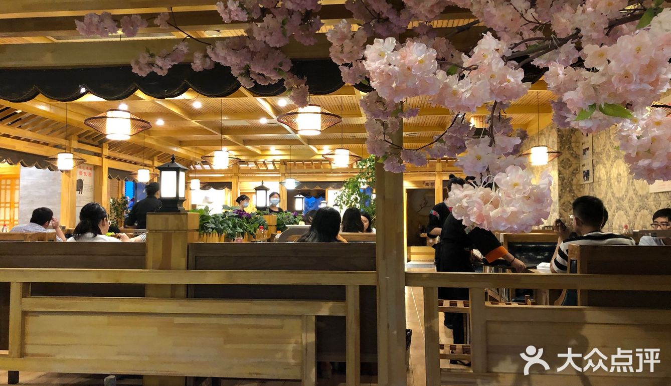 有肉，寿司，大酱汤，石锅拌饭。一定能吃饱吃好