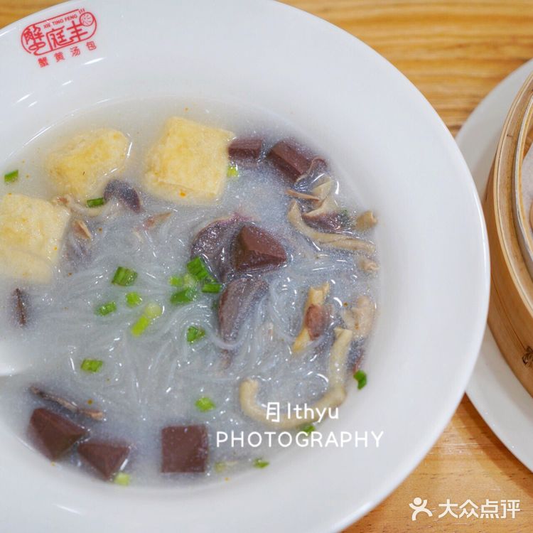 好吃蟹黄汤包咬一口会爆浆