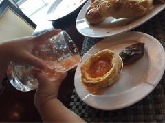 迪迪在自制果汁蛋挞。。。-杭州温德姆至尊豪廷大酒店