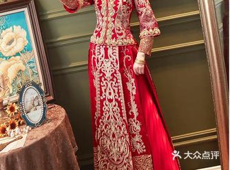 超重工的中式秀禾服 在传统刺绣的基础上,加入了钉珠、