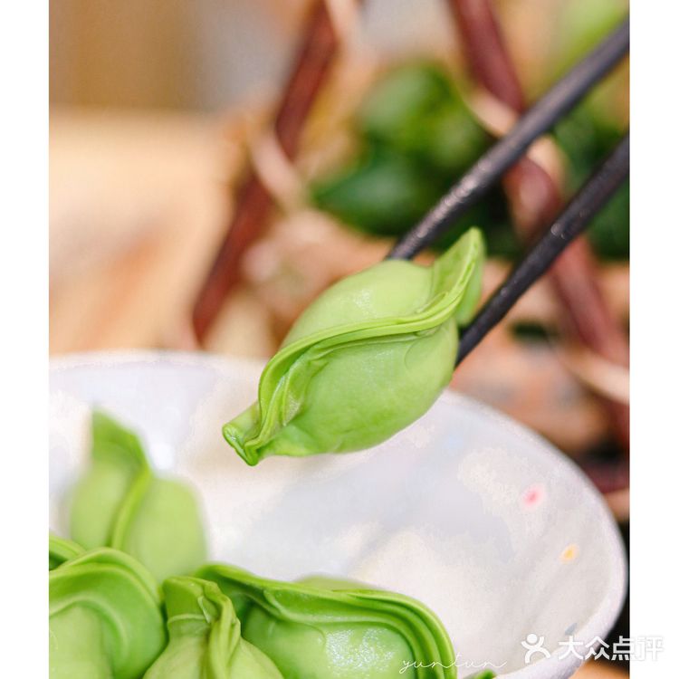 过分了！这家素菜火锅店会给仙女送花花，怎么这么加分🌷