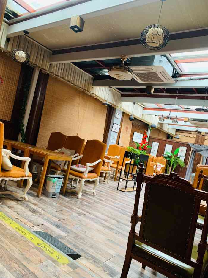 错的样子～周末抽空去溜达溜达,结果……五分钟就走人了～都是餐饮店