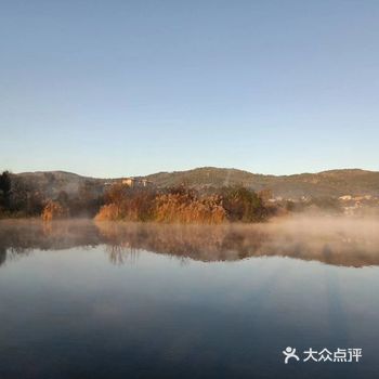 接到公司通知，说这次800人的会议要在弥勒最高级的会