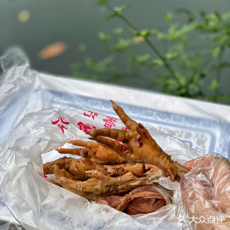 / 苏州 / 苏香记 / 坐在湖边吃卤味