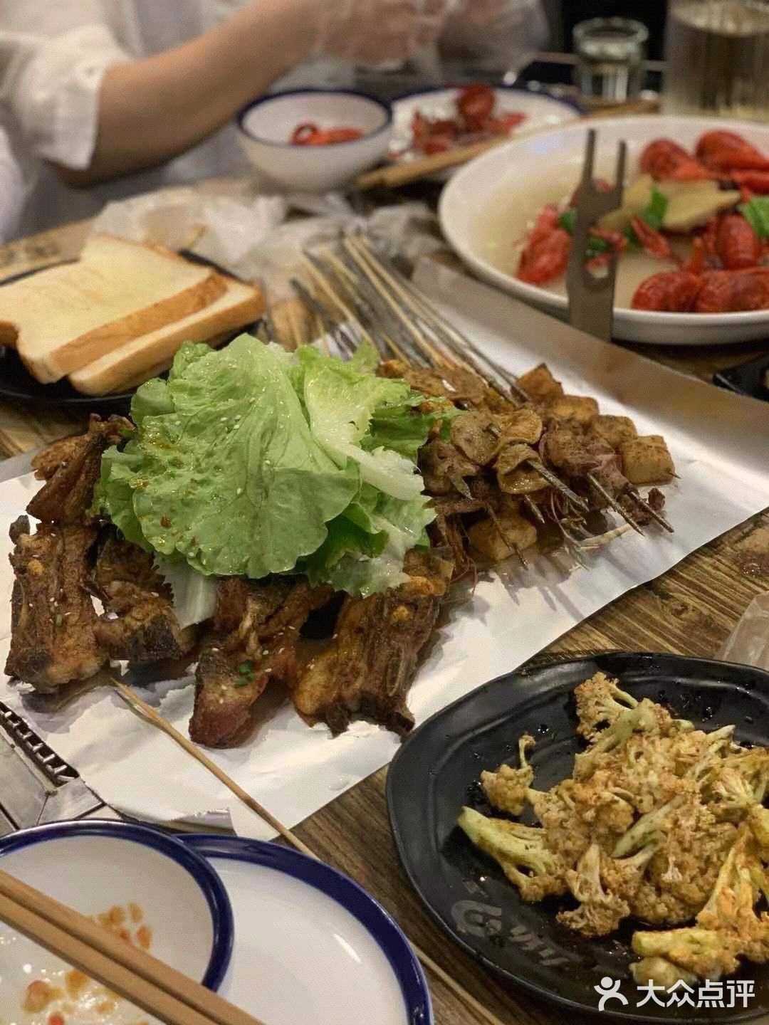 应有尽有的一家烧烤店龙虾烧烤尤其烤羊腿一绝
