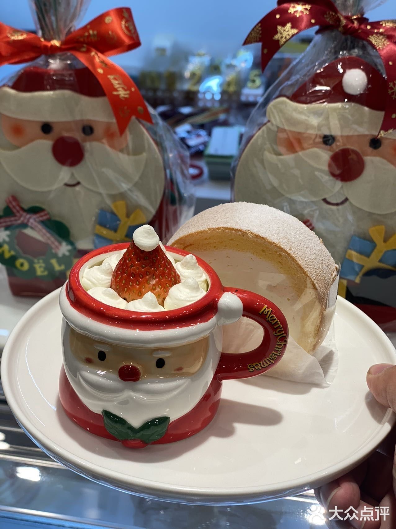 见过圣诞🎄氛围这么浓的蛋糕房吗？