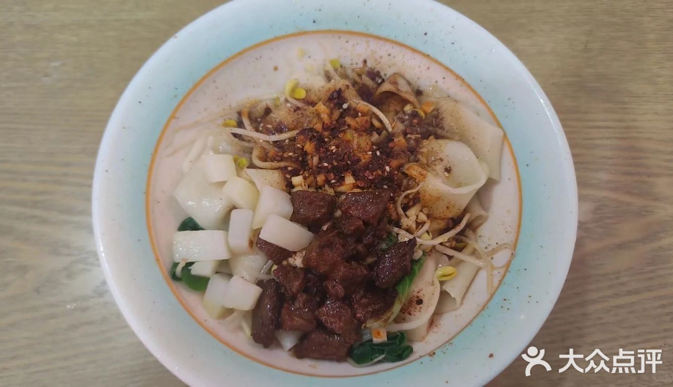 就在武汉理工大学东门！！陕西油泼面