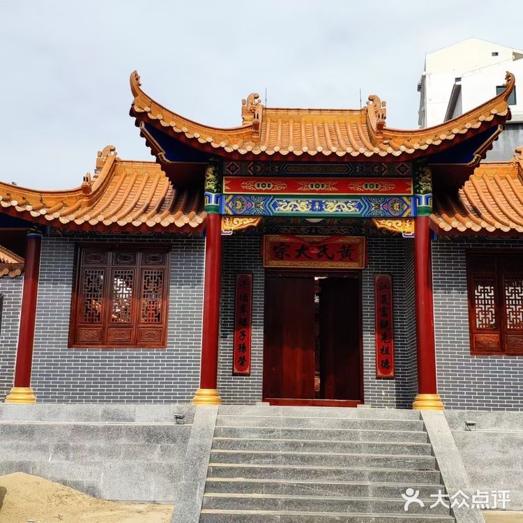 有一处金黄色琉璃瓦的仿古建筑，走过去看看