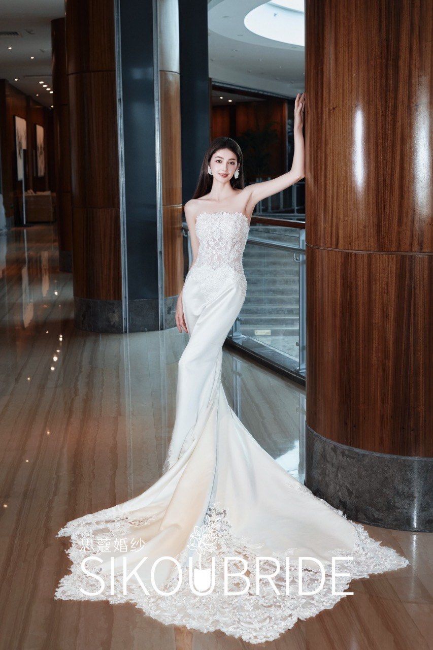 含蓄的表达浪漫氛围
⭐️文艺小众极简缎面#鱼尾裙 #高定礼服