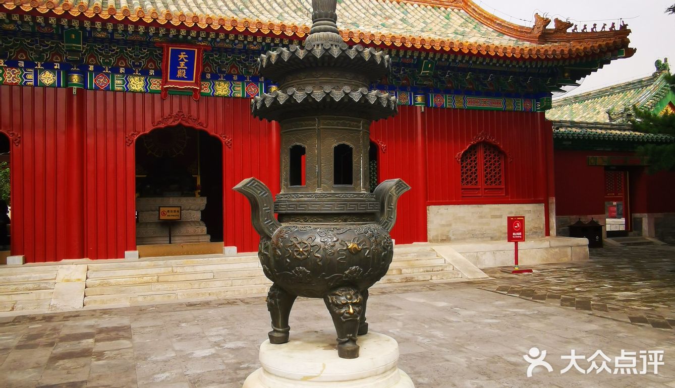 坐落于北海公园北岸,东临静心斋,西与大圆镜智宝殿相依