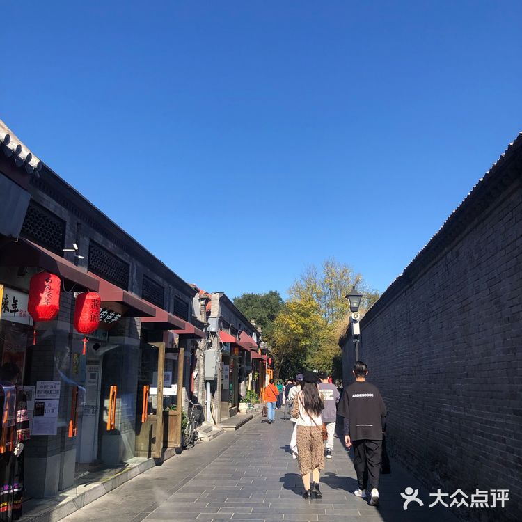 南锣鼓巷的清晨和夜晚