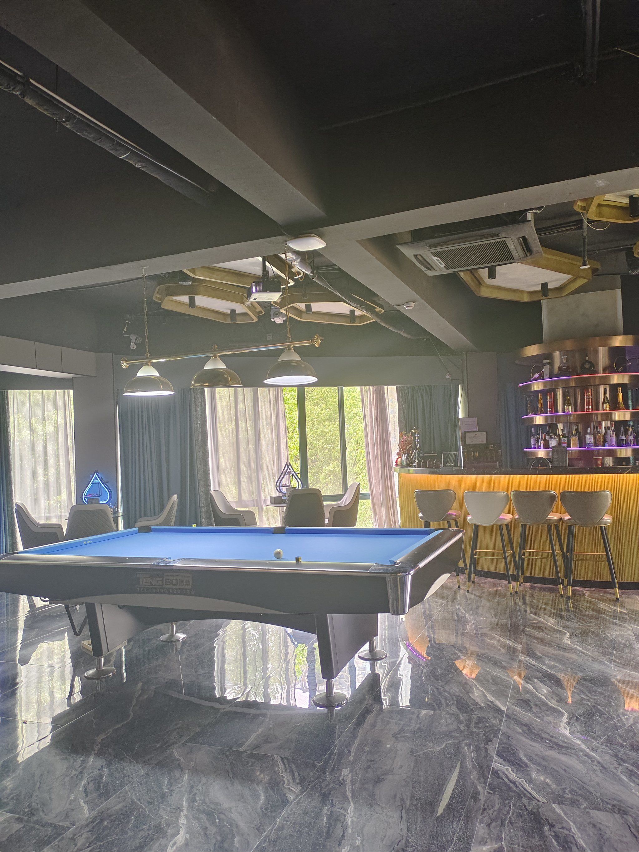 享受按摩打球的快乐时光