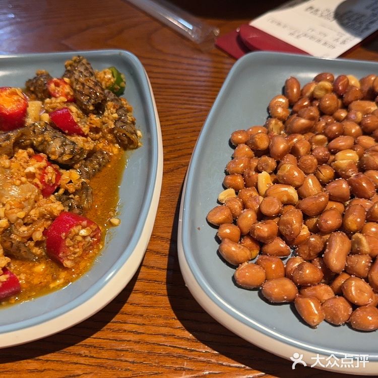 这里的呼伦贝尔羊肉串真是一绝!嫩滑多汁的羊肉