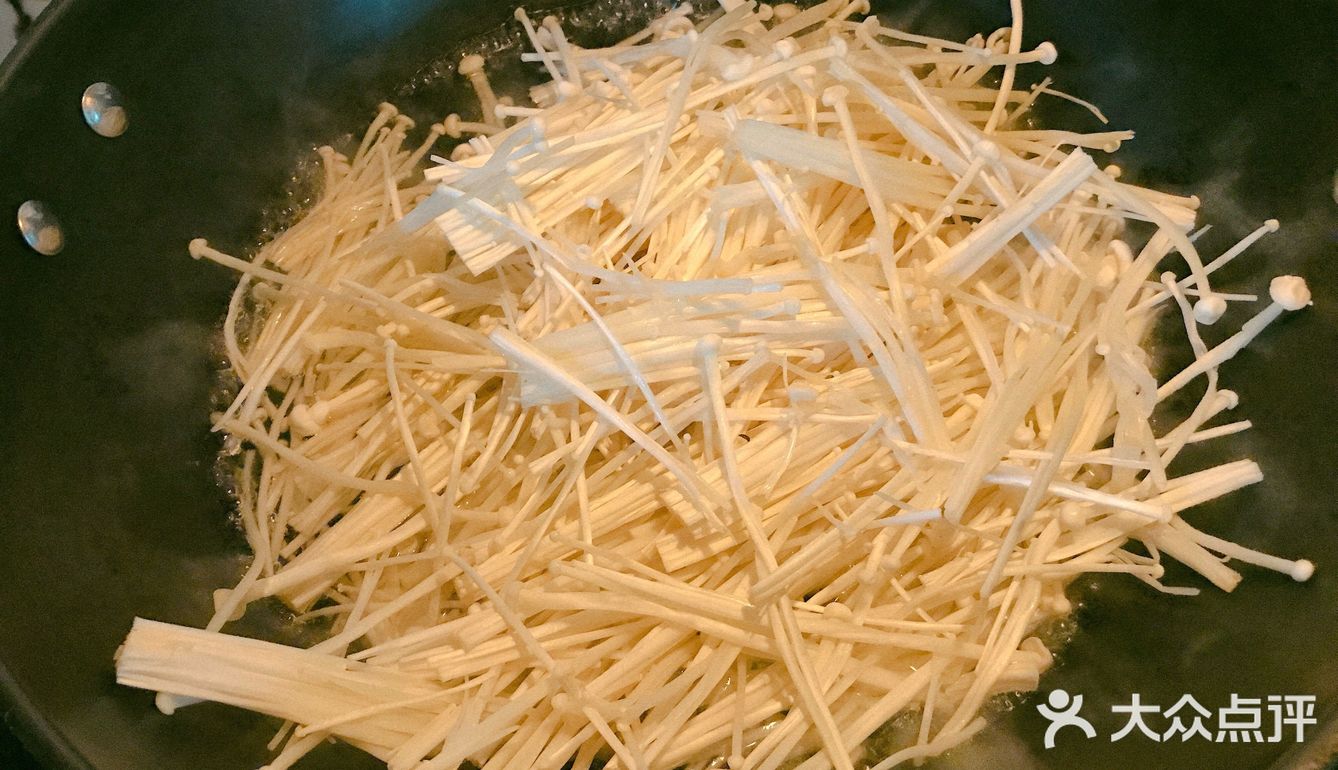 多吃菌类好处多，好吃的金针菇炒肉丝
