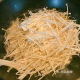多吃菌类好处多，好吃的金针菇炒肉丝