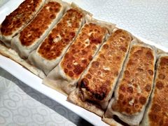 4、褡裢火烧。其实就是我们广州的锅贴。当然，不能不说的是它确实更好吃。它皮薄馅多，并且饱含汤汁。四星推荐-四季小馆·地道北京小吃(广百店)