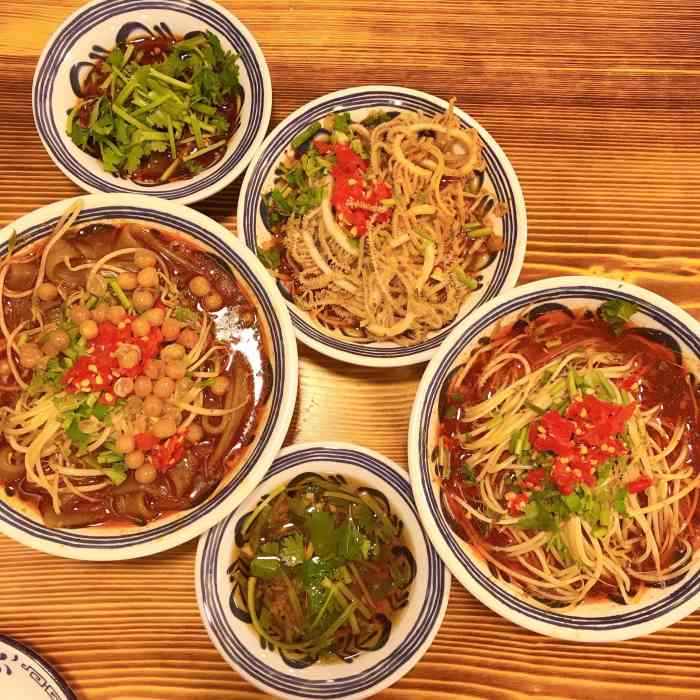 成都瓜串串(水围1368店)-"经常去的一家店,生意很好,饭点都在排队.