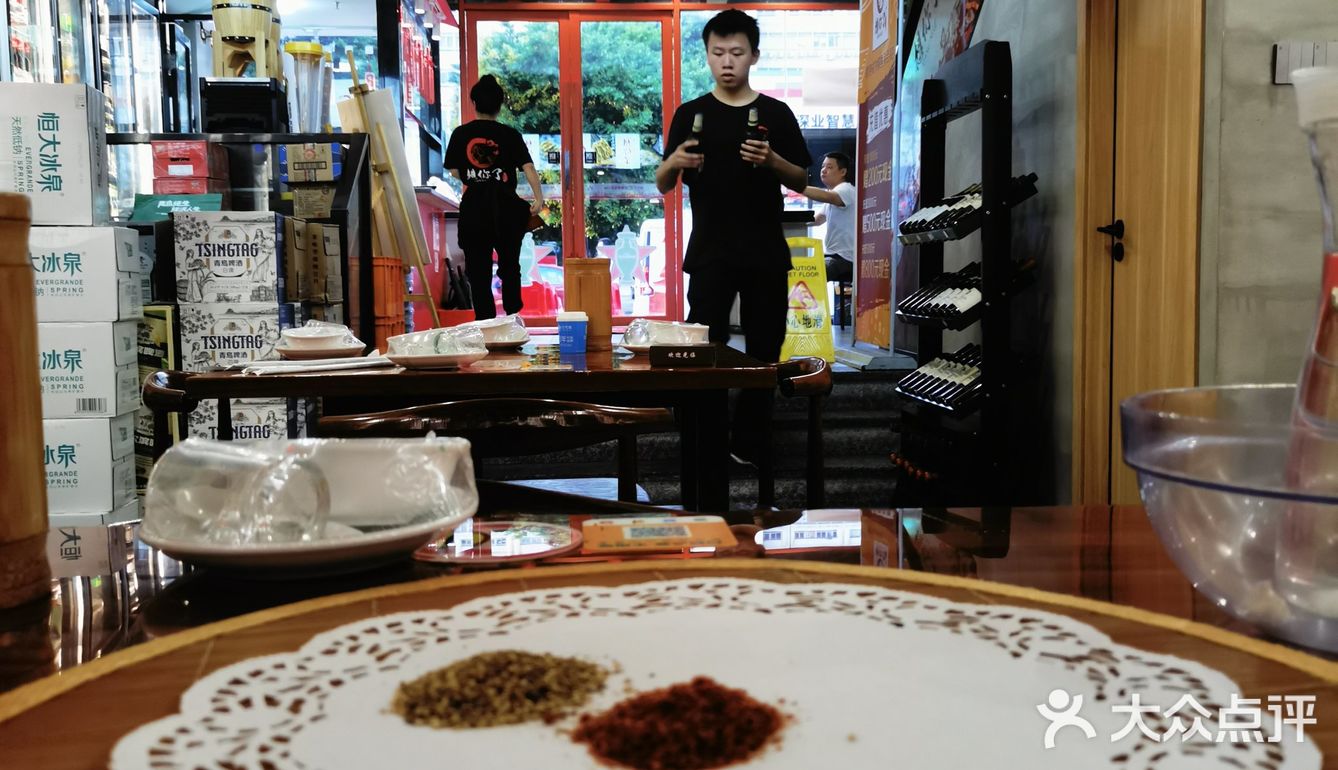 喝啤酒撸烤串小马扎姿势帅